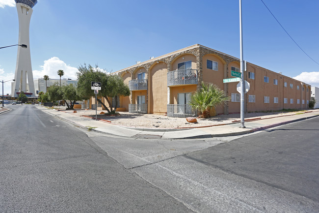 Saint Louis Apartments in Las Vegas, NV - Building Photo - Building Photo