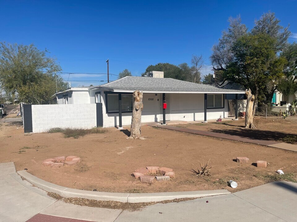 2302 E Yale St in Phoenix, AZ - Foto de edificio