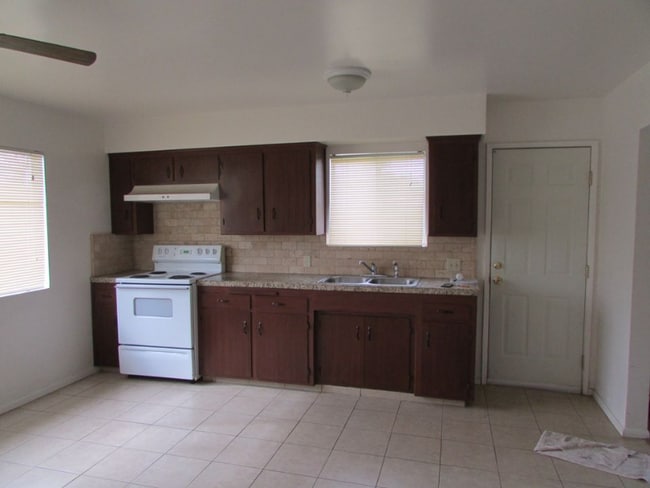 2520 Bernice Dr in Bakersfield, CA - Foto de edificio - Building Photo