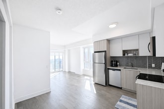 202 Burnhamthorpe Rd E in Mississauga, ON - Building Photo - Building Photo