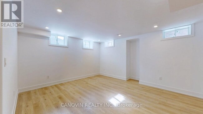 19 Faimira Ave in Georgina, ON - Building Photo - Building Photo