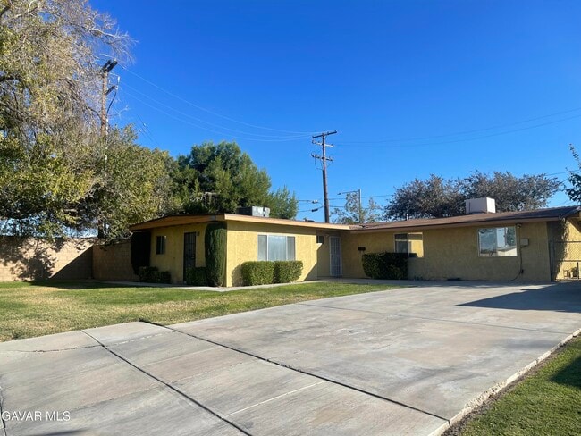2004 W Oldfield St in Lancaster, CA - Building Photo - Building Photo