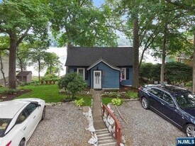 137 Lakeview Ave in Ringwood, NJ - Building Photo