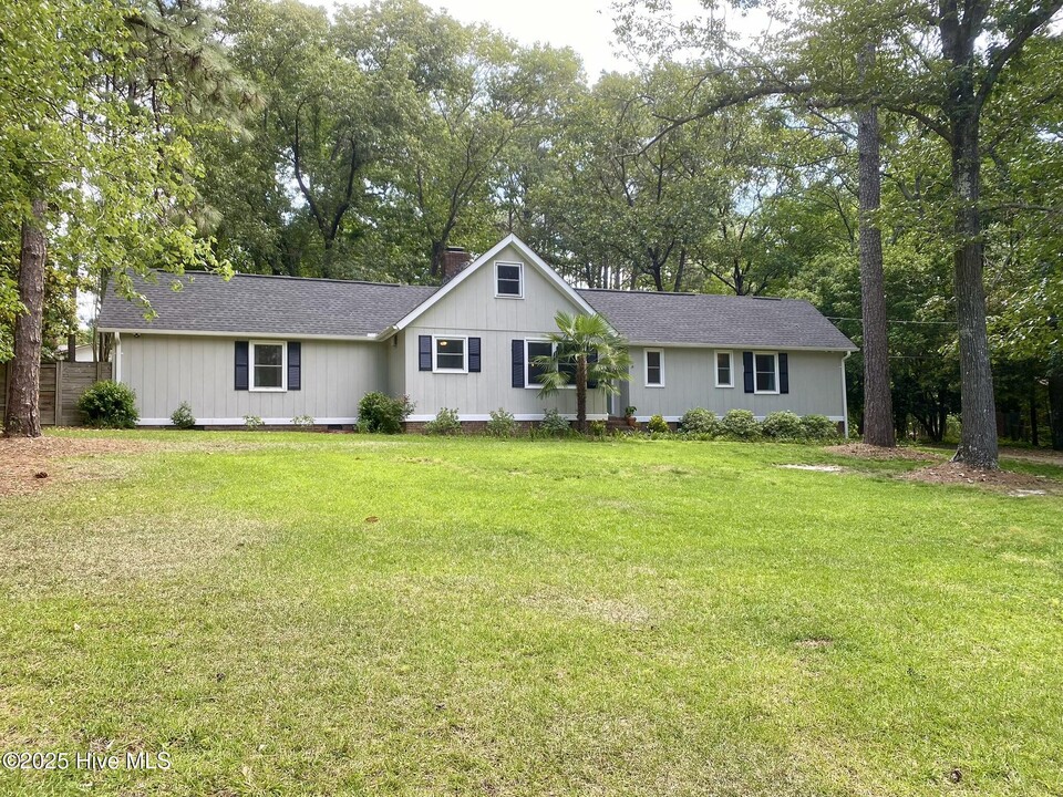 809 N Glenwood Trail in Southern Pines, NC - Building Photo