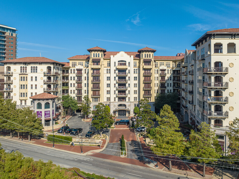 Gables Villa Rosa in Dallas, TX - Building Photo