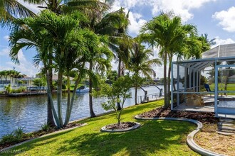 915 SE 28th Terrace in Cape Coral, FL - Foto de edificio - Building Photo