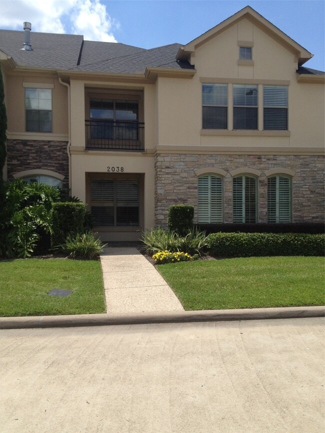 2038 Palm Forest Ln in Houston, TX - Foto de edificio - Building Photo