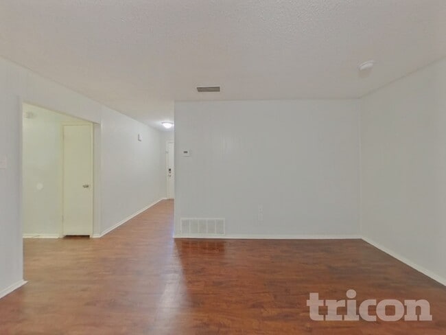 1916 Tracey Cir in Irving, TX - Foto de edificio - Building Photo