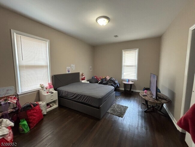 1242 Clinton Pl in Elizabeth, NJ - Foto de edificio - Building Photo