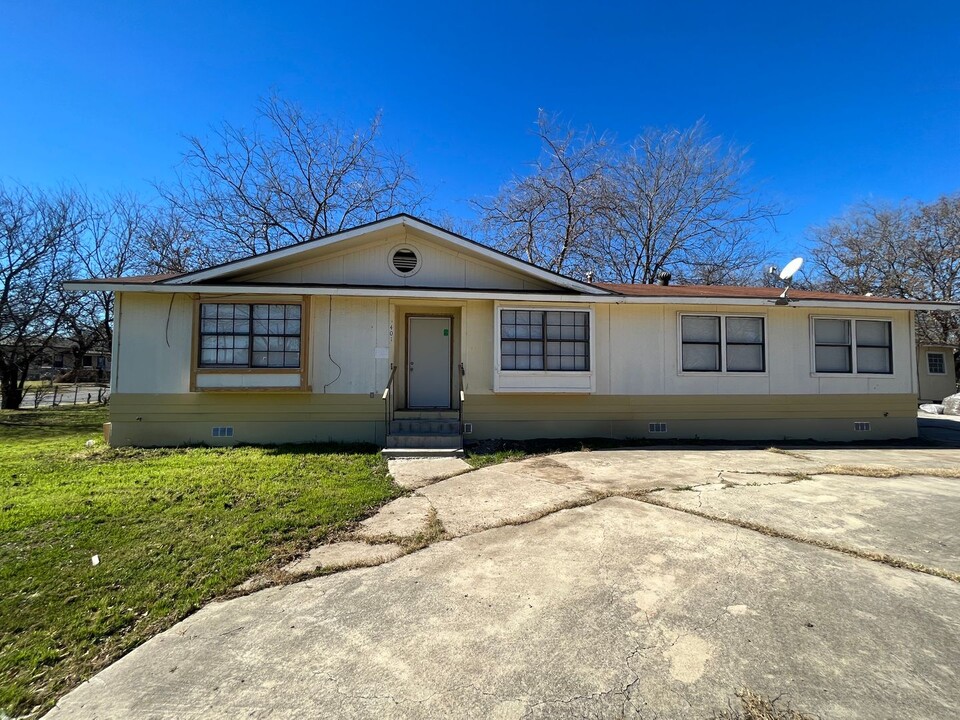 401 Riverdale Dr in San Antonio, TX - Building Photo