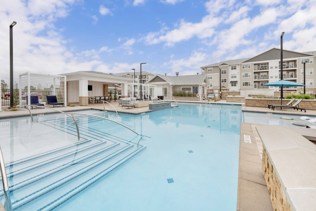Momentum at First Creek in Denver, CO - Foto de edificio