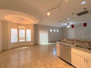 2048 E Heartwood Ln in Phoenix, AZ - Foto de edificio - Building Photo