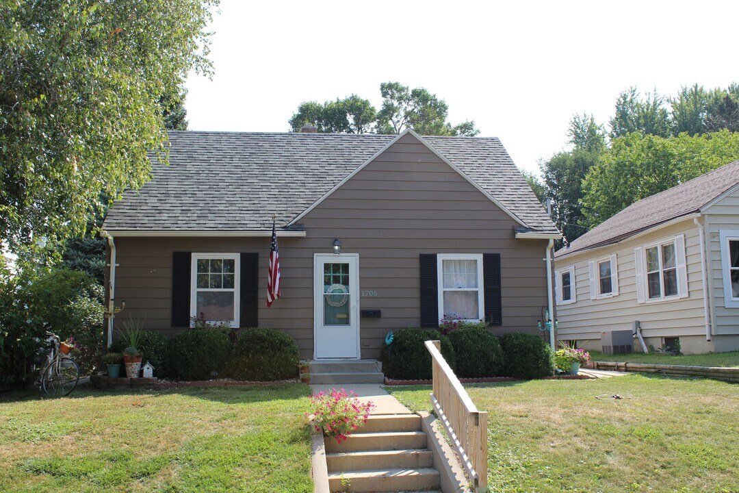 1706 S 9th Ave in Sioux Falls, SD - Building Photo