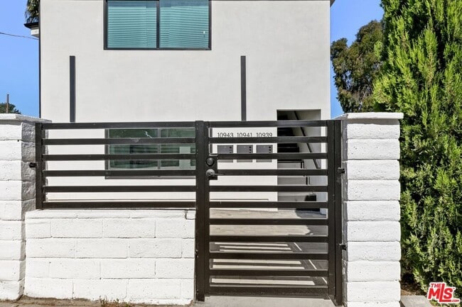 10939 Christine Way in Los Angeles, CA - Building Photo - Building Photo