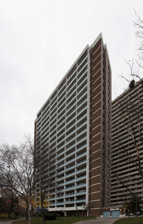 30 Gloucester Ln in Toronto, ON - Building Photo