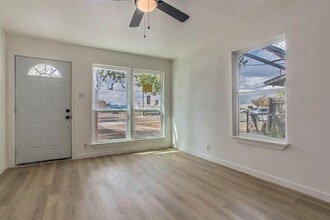 415 W Hutchins Pl in San Antonio, TX - Building Photo - Building Photo