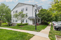 Lafayette Forest Condominiums in Annandale, VA - Foto de edificio - Building Photo