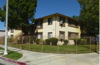 14913 Hartland St in Van Nuys, CA - Building Photo - Building Photo