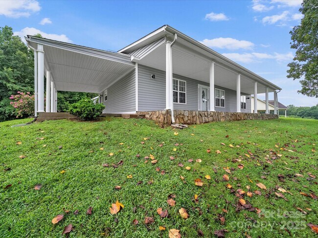 1585 Nathanial St in Newton, NC - Building Photo - Building Photo