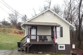 525 6th St, Unit 2 in California, PA - Building Photo - Building Photo