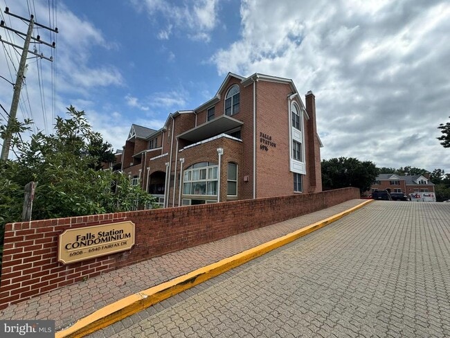 property at 6924 Fairfax Dr
