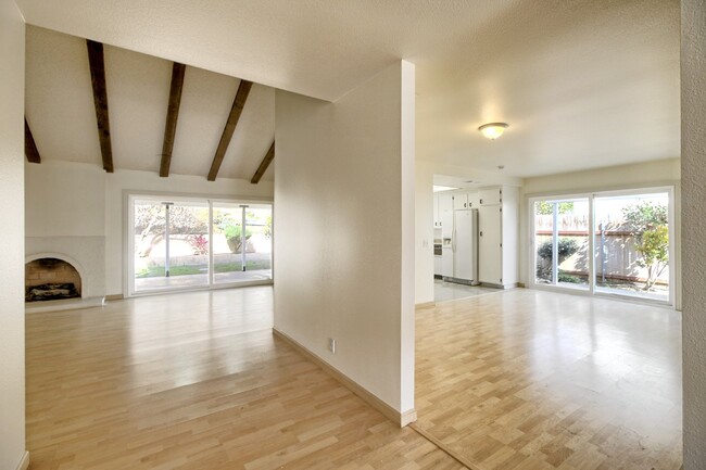2711 Via Corza in Camarillo, CA - Building Photo - Building Photo