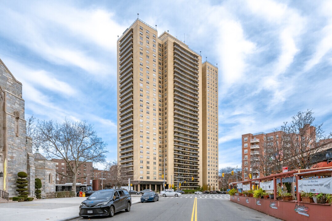 The Kennedy House in Forest Hills, NY - Foto de edificio