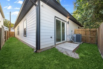 8410 Sunnyhill St in Houston, TX - Building Photo - Building Photo