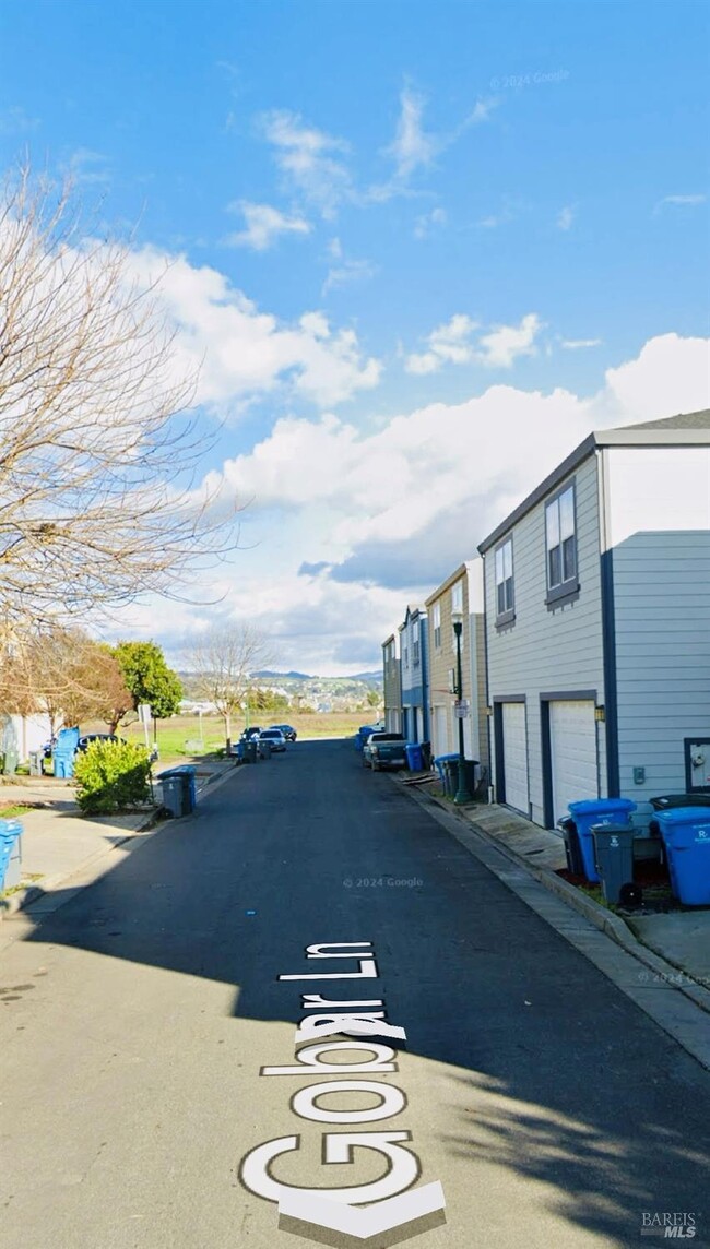 2572 N Village Dr in Santa Rosa, CA - Foto de edificio - Building Photo