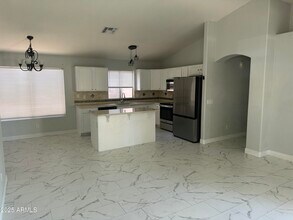 2221 E Union Hills Dr in Phoenix, AZ - Foto de edificio - Building Photo