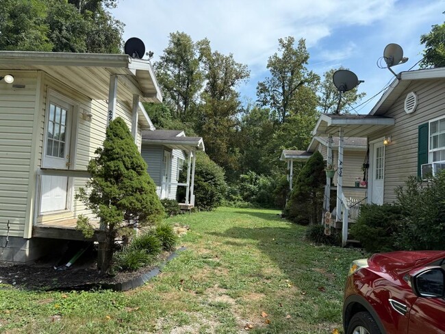 222 Beechwood Dr in Ona, WV - Foto de edificio - Building Photo