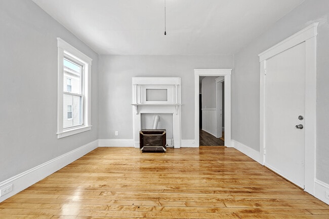 256 Belmont St, Unit B in Worcester, MA - Foto de edificio - Building Photo