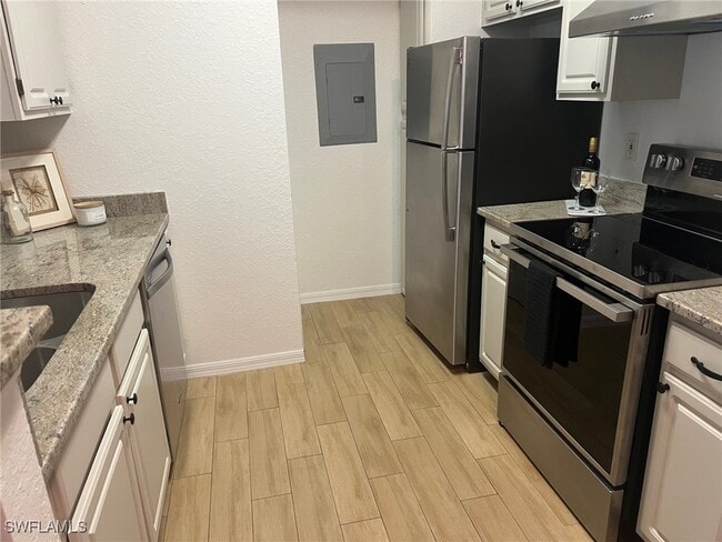 23500 Walden Center Dr in Estero, FL - Building Photo - Building Photo