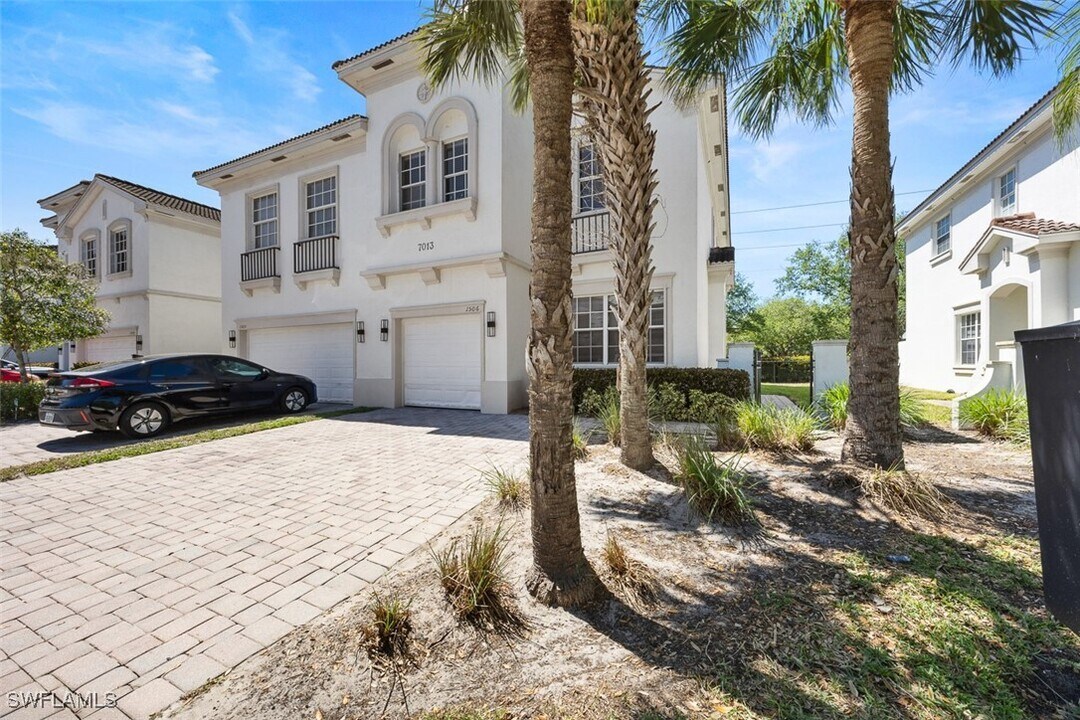 7013 Romana Way in Naples, FL - Building Photo