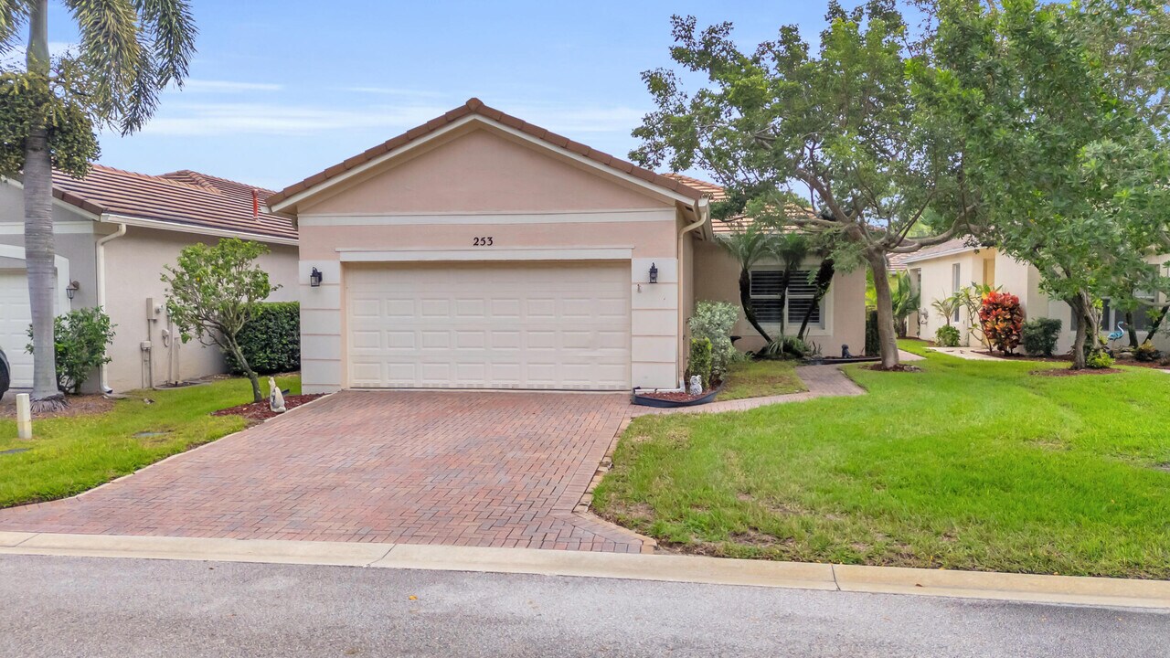 253 SW Coconut Key Way in Port St. Lucie, FL - Building Photo