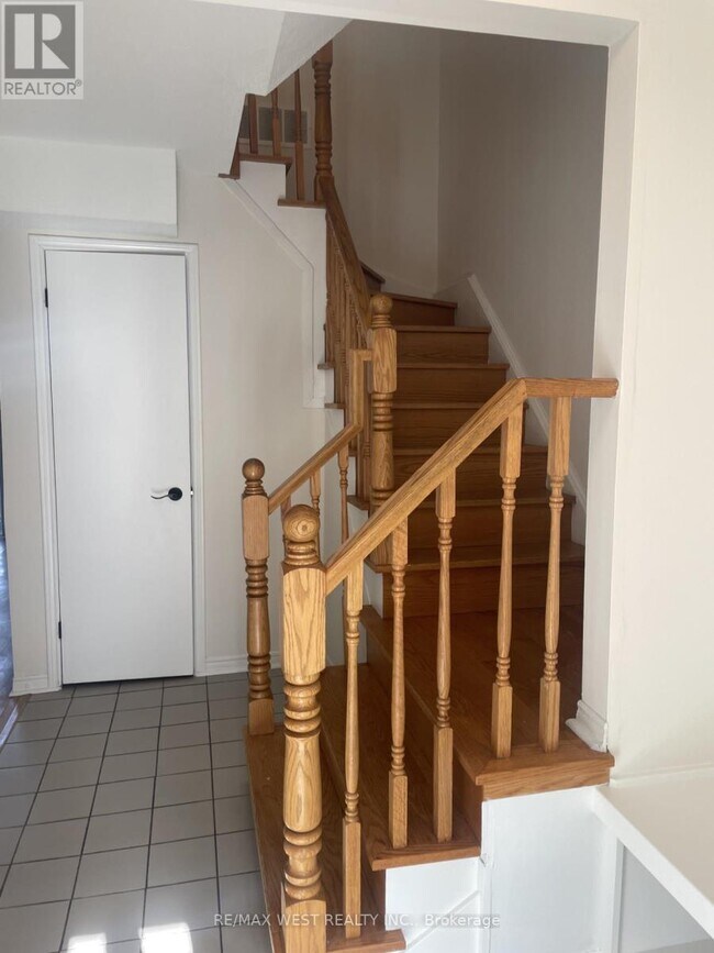 2299 Marine Dr in Oakville, ON - Building Photo - Building Photo