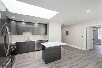 61 Bank St in New London, CT - Building Photo - Interior Photo