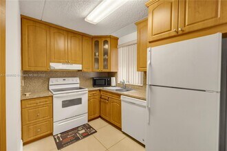 6135 NW 186th St in Hialeah, FL - Building Photo - Building Photo