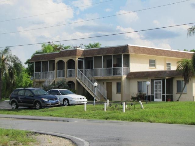 911 SE 10th St in Cape Coral, FL - Building Photo