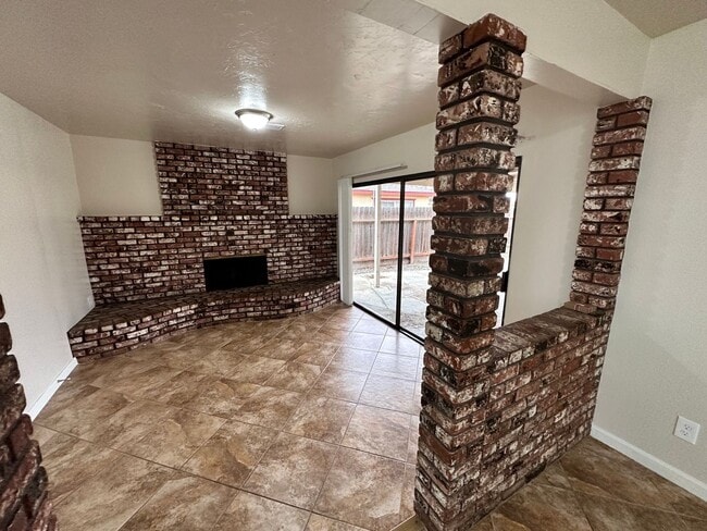930 Olive Ave in Hanford, CA - Building Photo - Building Photo