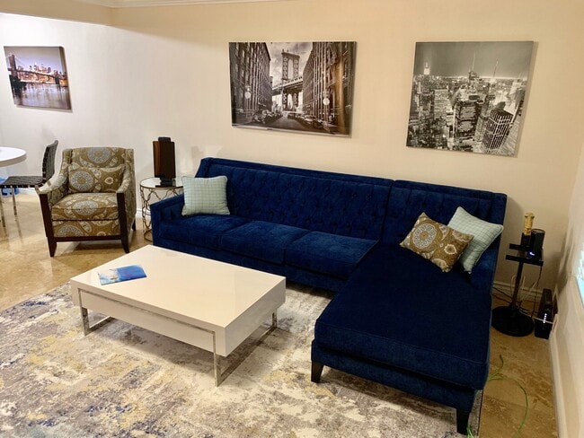 565 S Royal Crest Cir, Unit 6 in Las Vegas, NV - Building Photo - Building Photo