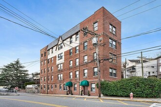 553 Undercliff Ave in Edgewater, NJ - Building Photo - Building Photo