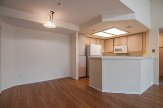 640 Camino De La Reina in San Diego, CA - Building Photo - Building Photo