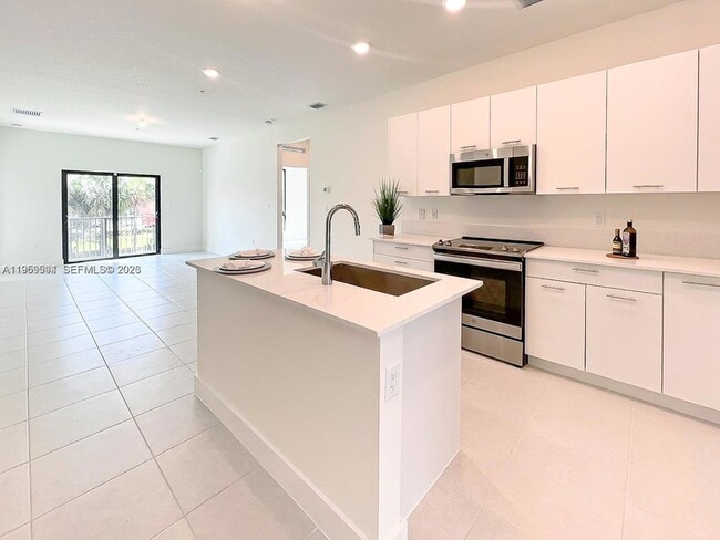 8001 NW 41st St, Unit F-206 in Doral, FL - Building Photo - Building Photo