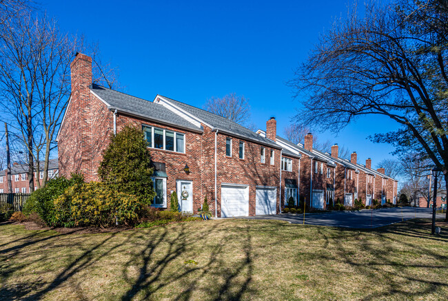 90 New England Ave in Summit, NJ - Foto de edificio - Building Photo