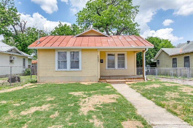 2447 E Houston St in San Antonio, TX - Building Photo - Building Photo
