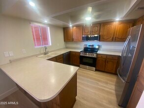12212 N Paradise Vlg Pkwy S in Phoenix, AZ - Foto de edificio - Building Photo