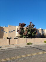 4904 Serena Cir NE in Albuquerque, NM - Building Photo