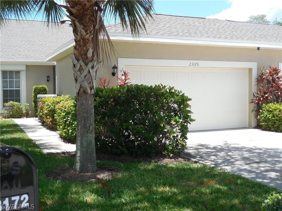 23176 Grassy Pine Dr in Estero, FL - Foto de edificio