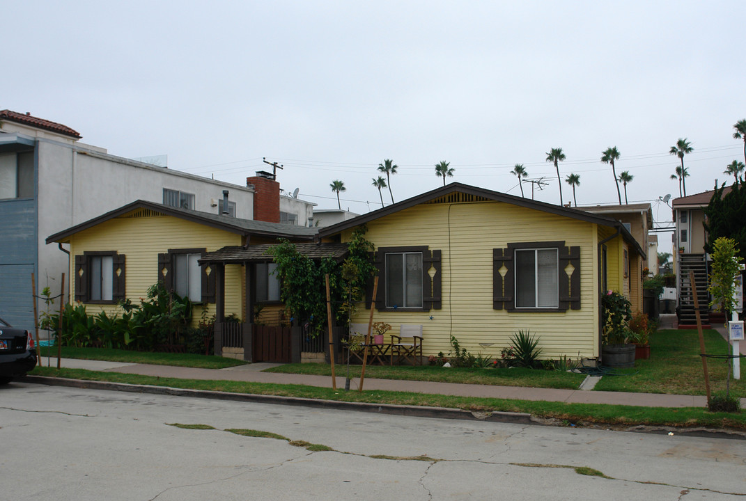 217-219 7th St in Seal Beach, CA - Building Photo